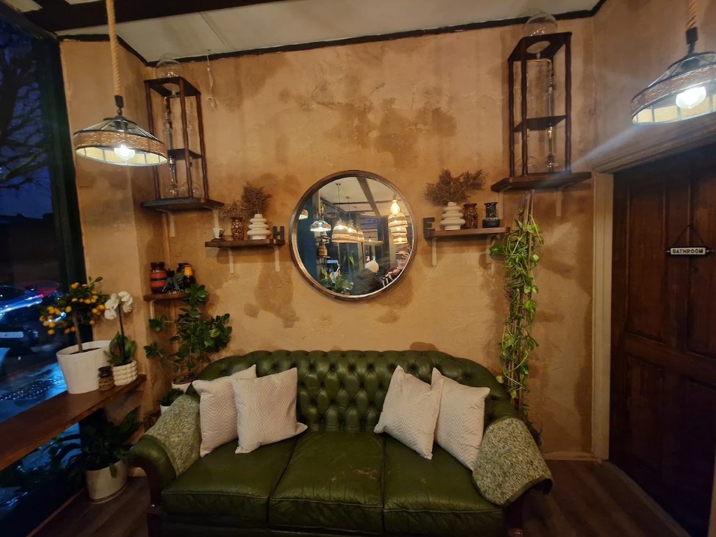 The seating room of a 21Grams coffee house